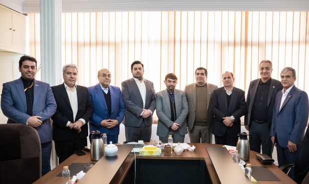 جلسه تعدادی از اعضاء انجمن فولاد آذربایجان با مشاور اقتصادی بیت رهبری